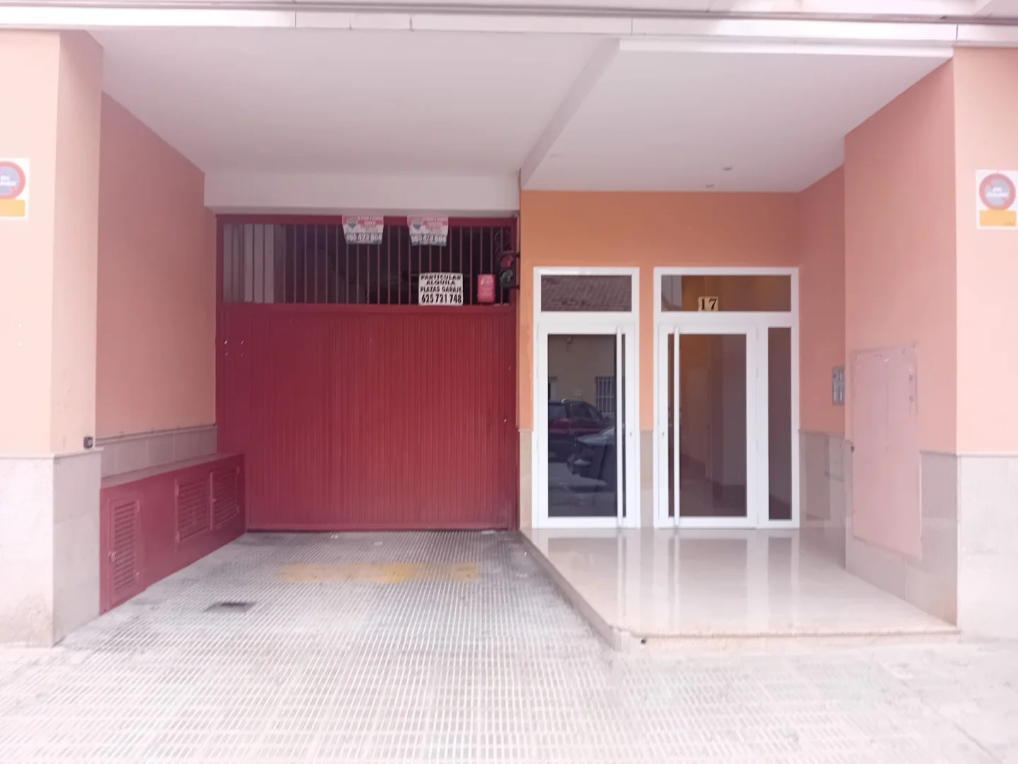Amplia plaza de garage con posibilidad de moto/bici.