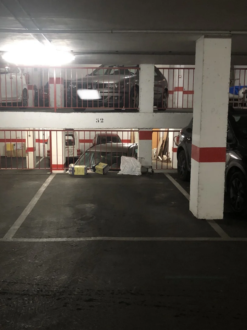 Aparcamiento subterráneo cerca del aeropuerto